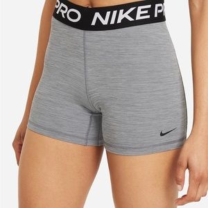 Nike Pro 365
Women's 5" Shorts - Medium